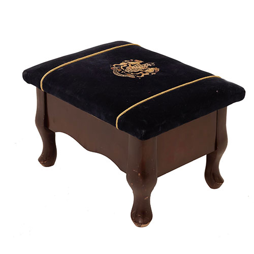 Sub.:14-On - Lote: 135 -  Escabel tapizado con estructura en madera.