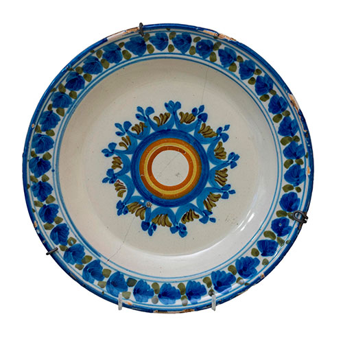 Sub.:14-On - Lote: 337 -  Plato en cer�mica de Manises decorado en azul, verde y naranja