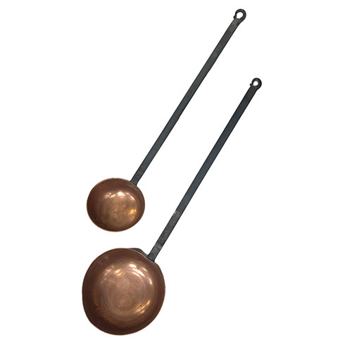 Sub.:14-On - Lote: 1656 -  Dos cazos en cobre con mangos de hierro.