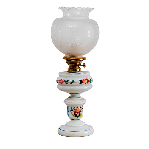 Sub.:14-On - Lote: 203 -  Quinqu� de mesa en opalina pintada con tulipa.