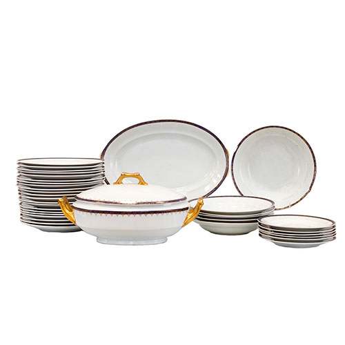 Sub.:14-On - Lote: 1323 -  Vajilla de porcelana blanca con ribete azul