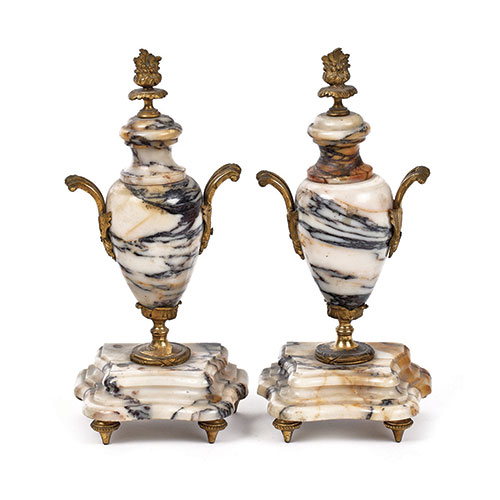 Sub.:14-On - Lote: 1607 -  Pareja de copas en m�rmol con aplicaciones bronce dorado