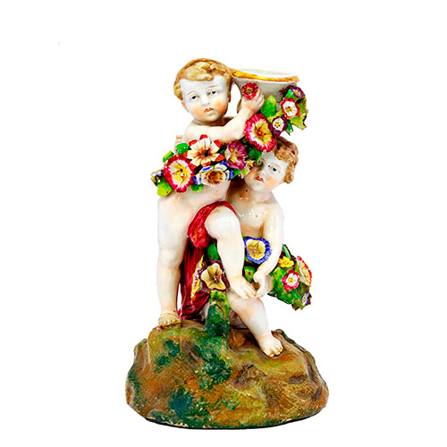 Sub.:14-On - Lote: 1281 -  Candelero en porcelana , ni�os con guirnalda