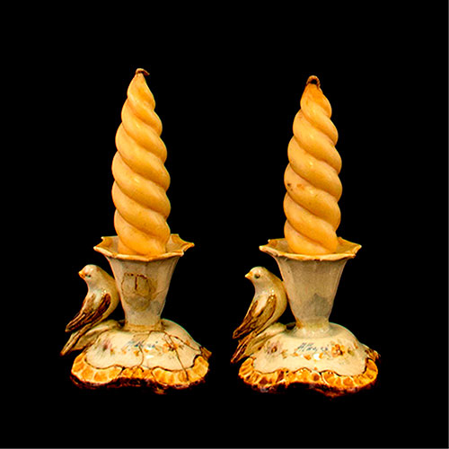 Sub.:14-On - Lote: 1640 -  Pareja de candeleros en cer�mica con palomas. Con faltas.