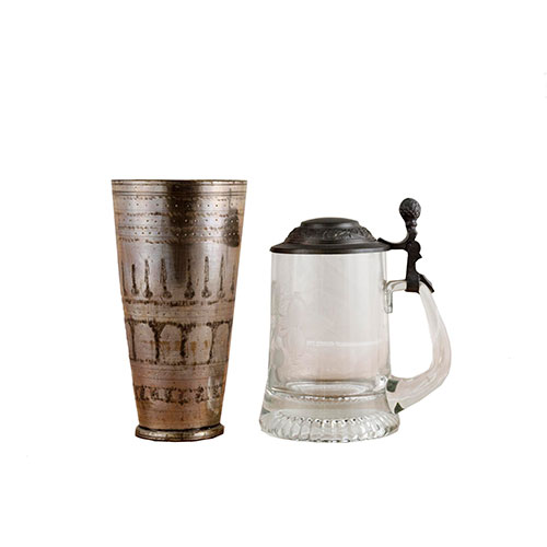 Sub.:14-On - Lote: 1410 -  Lote formado por tankard de cristal tallado en la base y tapa de esta�o, y vaso grande en metal plateado con decoraci�n incisa.