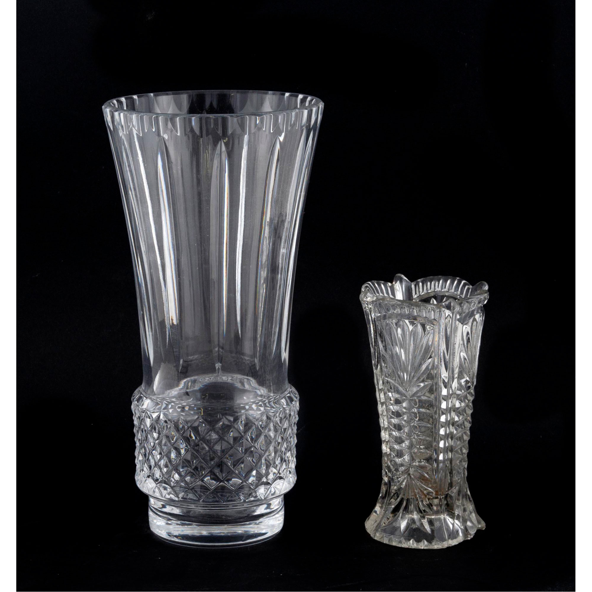 Sub.:14-On - Lote: 1465 -  Lote formado por dos floreros en cristal tallado.