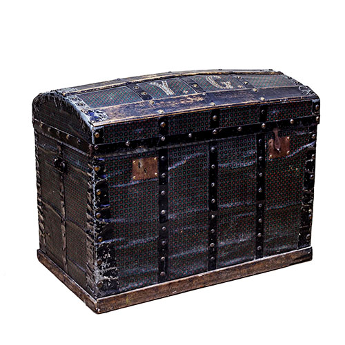 Sub.:14-On - Lote: 1649 -  Ba�l con tapa curva, con aplicaciones met�licas y forrado de papel.