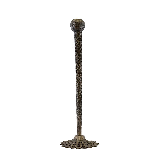 Sub.:14-On - Lote: 1618 -  Candelero en hierro fundido con relieve floral cincelado en la totalidad de su superficie y base calada.