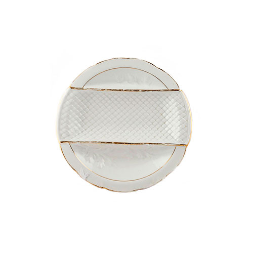 Sub.:14-On - Lote: 1227 -  Almendrero en porcelana de tres compartimentos. Con parte central en relieve y ribete dorado.
