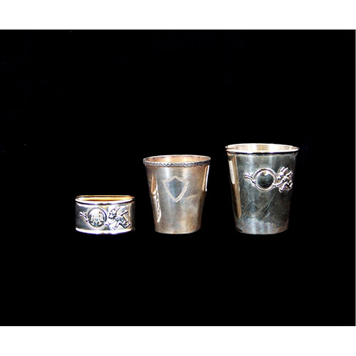 Sub.:14-On - Lote: 1705 -  Lote de dos peque�os vasos en alpaca, uno con servilletero a juego ambos con motivo cincelado de un conejo jugando al aro.