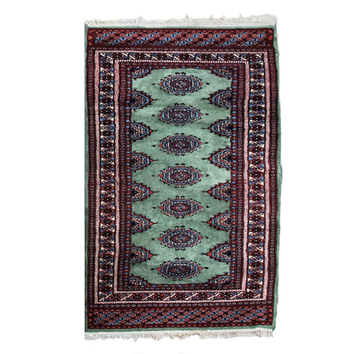 Sub.:14-On - Lote: 174 -  Alfombra de pasillo de cenefa roja con decoraci�n de medallones como central de campo recortada sobre fondo verde.