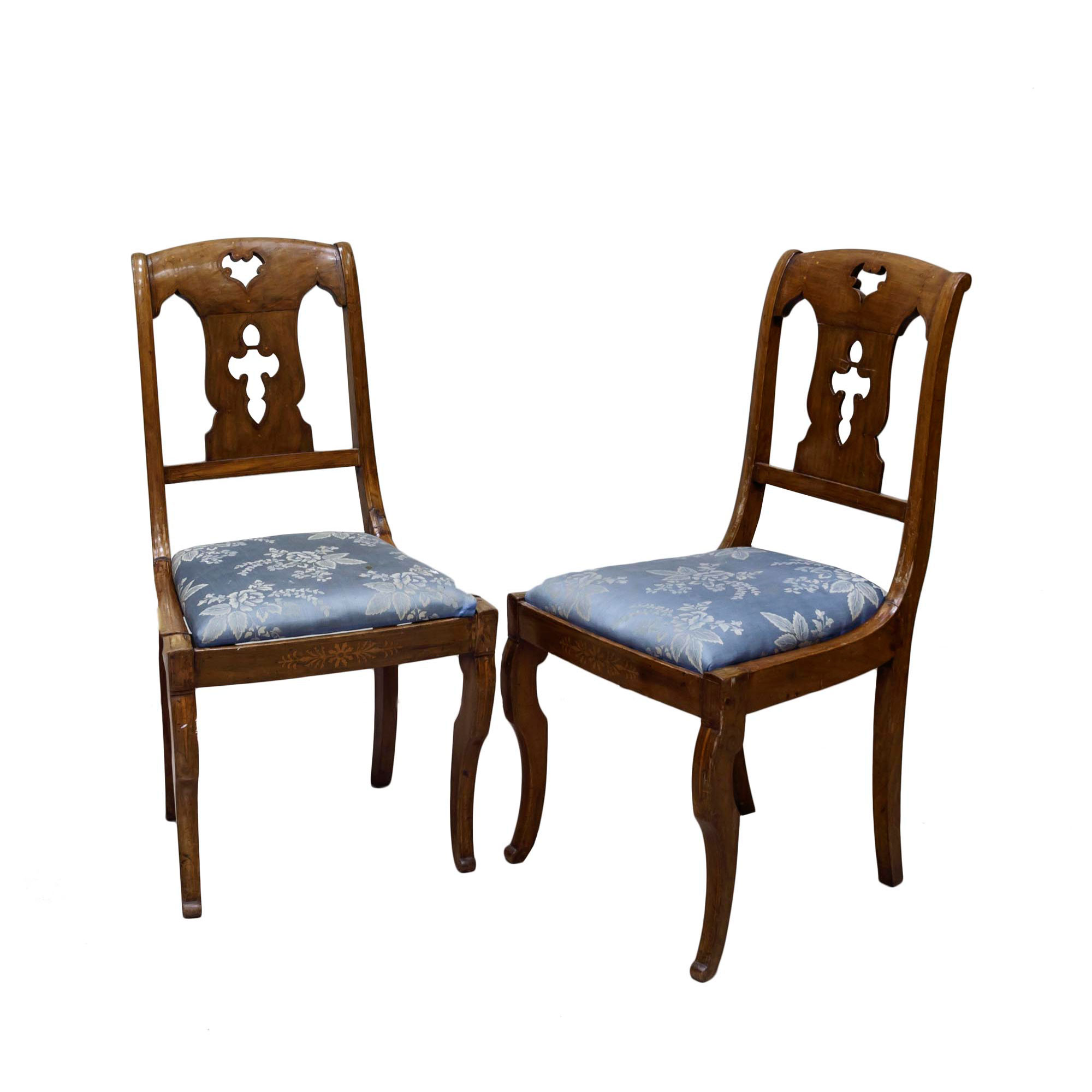 Sub.:14-On - Lote: 2 -  Pareja de sillas con tapicera azul y respaldo calado, con patas combadas y marquetera de limoncillo, ca. 1840