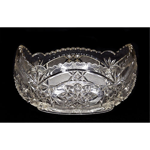 Sub.:14-On - Lote: 1459 -  Centro de mesa en cristal tallado, de borde alabeado y profusa decoraci�n floral y geom�trica.