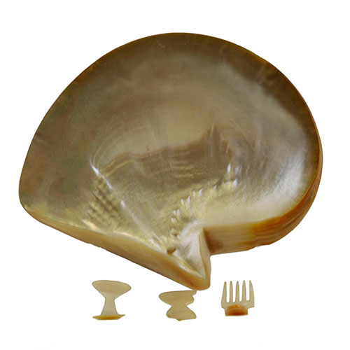 Sub.:14-On - Lote: 1711 -  Lote de varios objetos en n�car: concha, cuchillo, tenedor y cuchara.