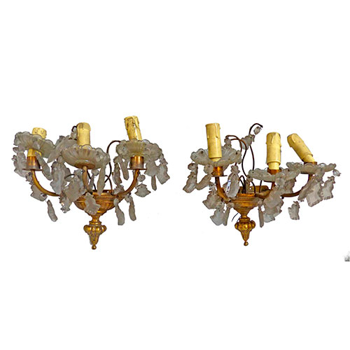 Sub.:14-On - Lote: 242 -  Pareja de apliques de tres luces en metal dorado y cristal.