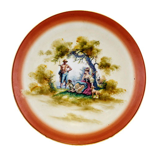 Sub.:14-On - Lote: 1267 -  Plato en porcelana esmaltada con escena buc�lica rom�ntica.