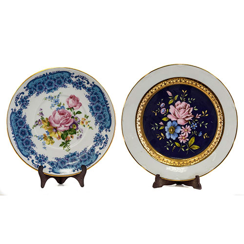 Sub.:14-On - Lote: 1305 -  Lote de dos platos en porcelana esmaltada con decoraci�n floral de rosa en su centro.