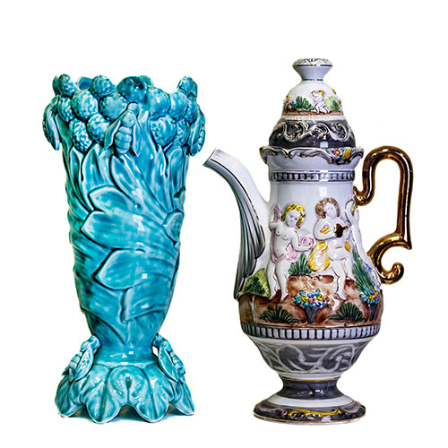 Sub.:14-On - Lote: 1309 -  Jarr�n en cer�mica vidriada azul con contorno realizado a base de hojas, flores y abejas.