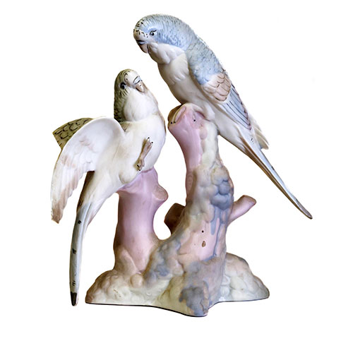 Sub.:14-On - Lote: 1345 -  Centro de porcelana esmaltada con representaci�n de dos periquitos en la ceremonia de apareamiento.