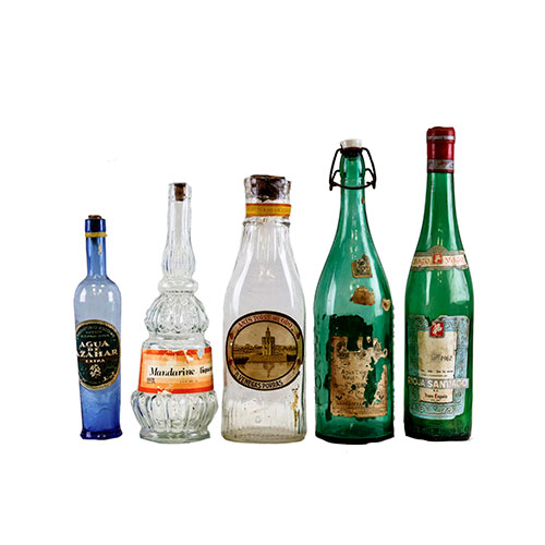 Sub.:14-On - Lote: 1402 -  Lote de seis botellas de licor y farmacia en ditintos colores, tama�os y formas. De cristal con diferentes tratamientos.
