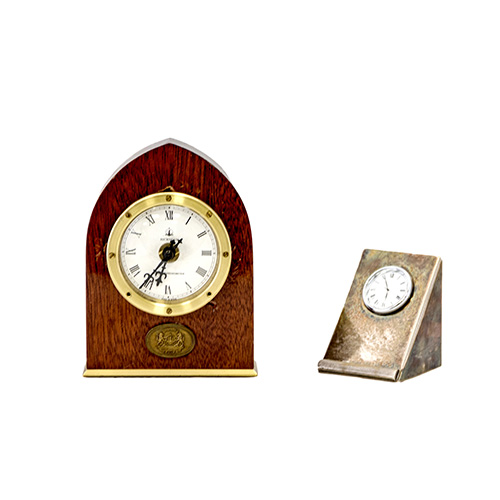 Sub.:14 - Lote: 510 -  Lote de dos relojes de sobremesa. Uno en metal plateado y otro en madera y bronce, Quart Chronometer Rickman.