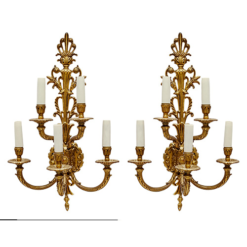 Sub.:14 - Lote: 1195 -  Pareja de apliques de pared estilo Luis XVI de cinco luces. En bronce dorado.