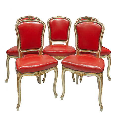 Sub.:14 - Lote: 1206 -  Cinco sillas estilo Luis XV, lacadas en blanco y oro, con tapicera smil piel en rojo.