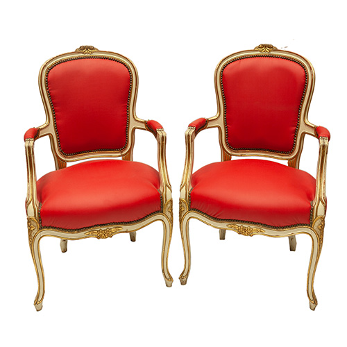 Sub.:14 - Lote: 1207 -  Pareja de butacas estilo Luis XV, lacadas en blanco y dorado, tapizadas en smil piel en rojo.