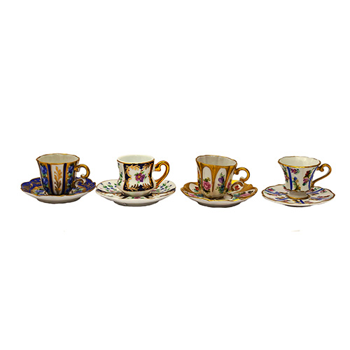 Sub.:14 - Lote: 1204 -  Juego de cuatro pequeas tazas con sus respectivos platos con decoraciones florales en porcelana de Limoges.