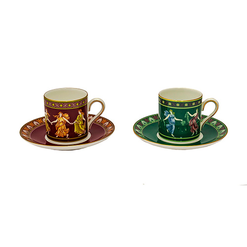 Sub.:14 - Lote: 1205 -  Lote de dos tazas con sus respectivos platos en porcelana Wedgwood esmaltada, una con decoracin de las Horas danzando sobre fondo burdeos y otra de muchachas con flores sobre fondo verde.