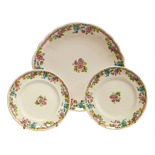 Sub.:14 - Lote: 1336 -  Lote de 13 platos de merienda y una bandeja de pastas en porcelana San Claudio con orlas florales. Piquete.