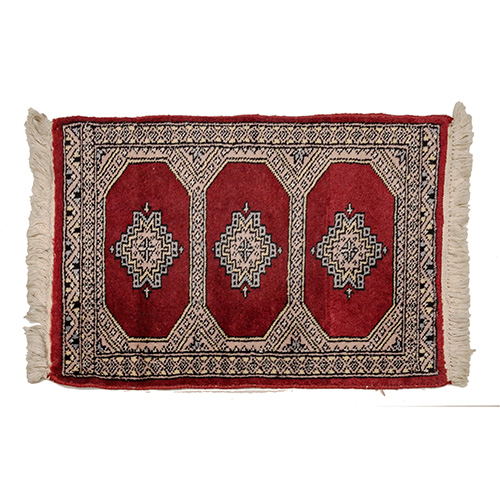 Sub.:14 - Lote: 1306 -  Pequea alfombra tipo persa en lana con tres herats sobre fondo rojo como motivo central enmarcados por borde geometrizado.