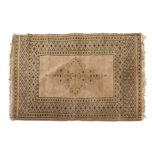 Sub.:14 - Lote: 1132 -  Pequea alfombra tipo persa con herat central en beige sobre fondo rosa palo como motivo de campo y borde dividido en cuatro franjas con motivos geomtricos.