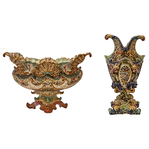 Sub.:14 - Lote: 1356 -  Centro de mesa y jarrn en porcelana de Budapest con profusa decoracin policromada y calada de carcter floral. Desperfectos.