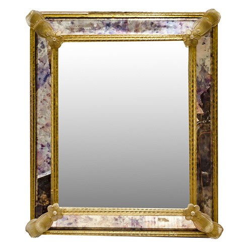 Sub.:14 - Lote: 1371 -  Espejo veneciano con bordes y flores esquineras en cristal de Murano verde. S. XX.