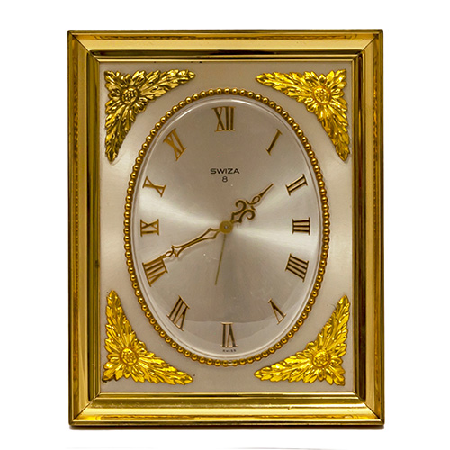 Sub.:14 - Lote: 519 -  Reloj Swiza de sobremesa en metal con flores doradas en las esquinas y esfera metlica con numeracin romana. En funcionamiento.