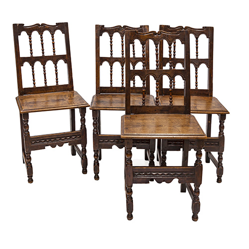 Sub.:14 - Lote: 1337 -  Lote de cuatro sillas castellanas en madera de roble de respaldo alto con doble arquera y palillos. S. XVIII.