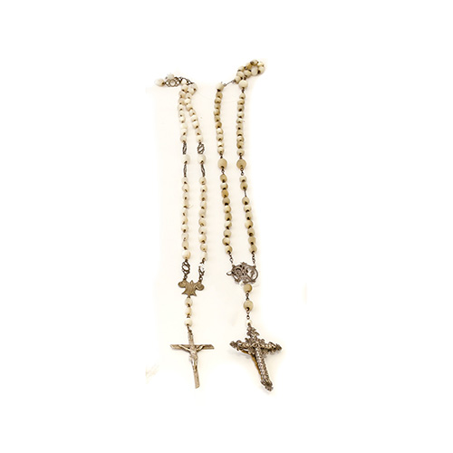 Sub.:14 - Lote: 462 -  Lote de dos rosarios con cuentas de ncar, uno con cruz en filigrana de plata.