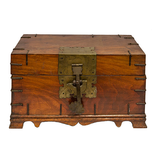 Sub.:14 - Lote: 1227 -  Caja en madera con aplicaciones en latn de estilo oriental.