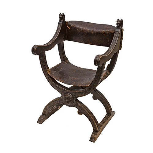 Sub.:14 - Lote: 431 -  Jamuga en madera tallada con asiento y respaldo de cuero. Roto en el cuero.