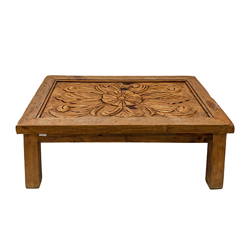 Sub.:14 - Lote: 1375 -  Mesa de centro en madera de pino tallada con diseo floral. Falta cristal.