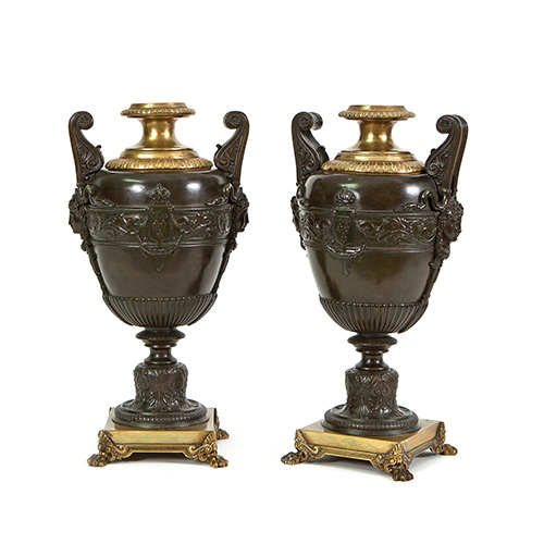 Sub.:14 - Lote: 1279 -  Pareja de copas decorativas en bronce pavonado y dorado, S. XIX.