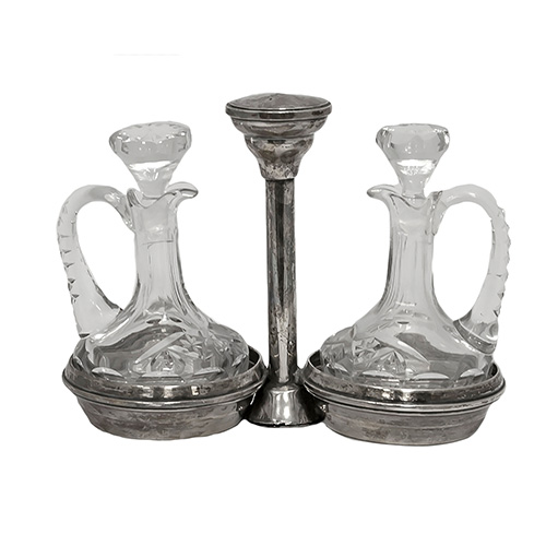 Sub.:14 - Lote: 1429 -  Convoy de mesa con recado en en plata punzonada y vinagreras en cristal tallado. Desperfectos. Peso: 203 gr.