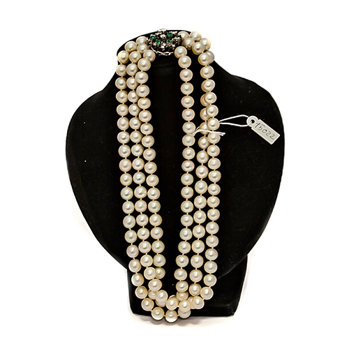 Sub.:14 - Lote: 466 -  Collar de perlas naturales con cierre en oro blanco con brillantes y esmeraldas engarzadas.
