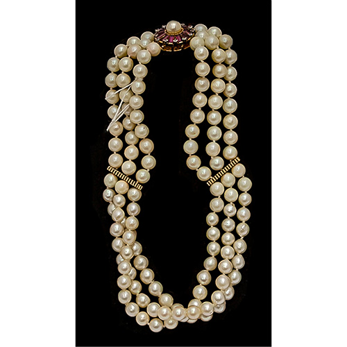 Sub.:14 - Lote: 474 -  Collar de perlas con cierre en oro de 18K con perla, brillantes y rubes con talla baquet.