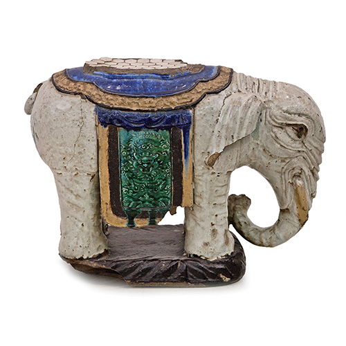 Sub.:14 - Lote: 1231 -  Asiento de jardn en gres vidriado en forma de elefante. Desperfectos y faltas.
