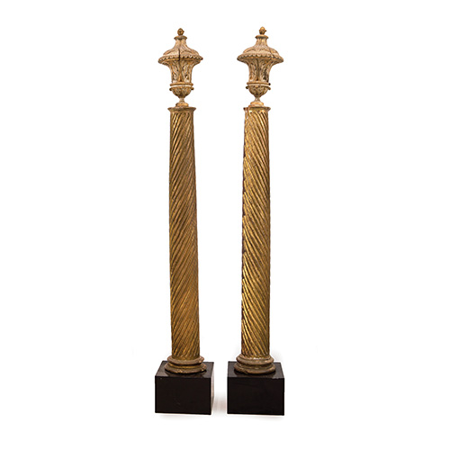Sub.:14 - Lote: 1376 -  Pareja de columnas helicoidales en madera tallada y dorada,S. XVII, rematadas en un jarrn (poca posterior). Faltas.