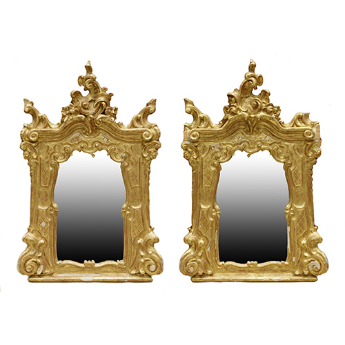 Sub.:14 - Lote: 1180 -  Pareja de espejos con marcos en madera tallada y dorada. Uno con faltas.