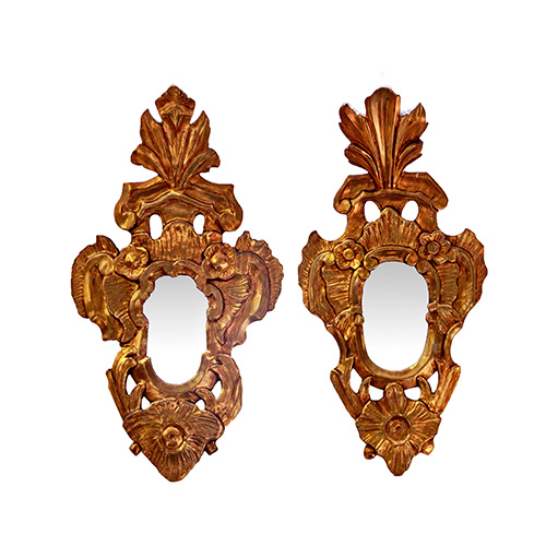 Sub.:14 - Lote: 1197 -  Pareja de espejos cornucopia en madera tallada y dorada.