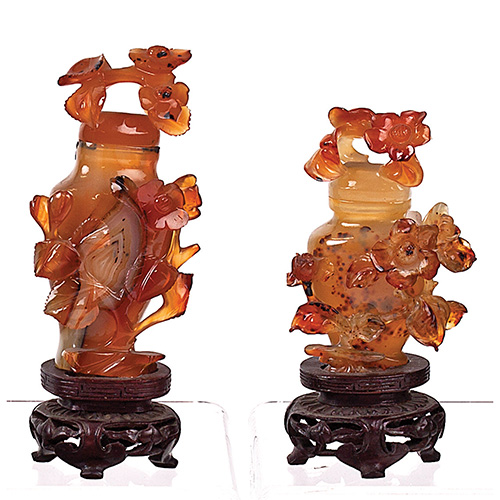 Sub.:14 - Lote: 490 -  Lote oriental formado por Jarrn y figura de Budai Hesheng en piedra dura china tipo jade marrn moteado. Sobre bases de madera. Faltas en el jarrn.